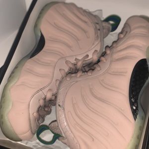 NIKE WMNS AIR FOAMPOSITE ONE PARTICLE BEIGE